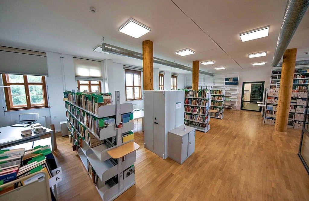 Blick in die Bibliothek in der Remise. Einst gab es hier Boxen für Pferde.