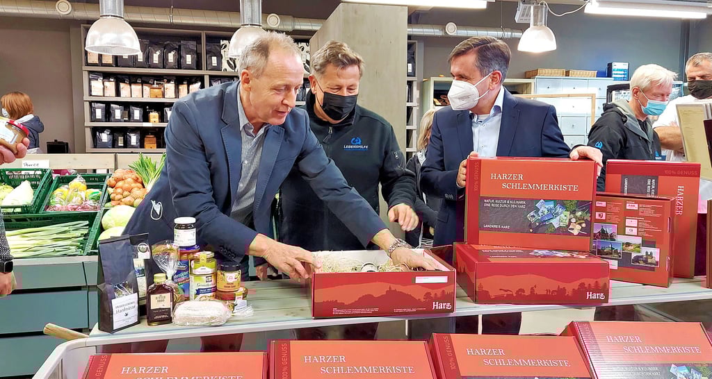 Wolfgang Zahn (v.l.), Andreas Löbel und Thomas Balcerowski packen die erste „Harzer Schlemmerkiste“.