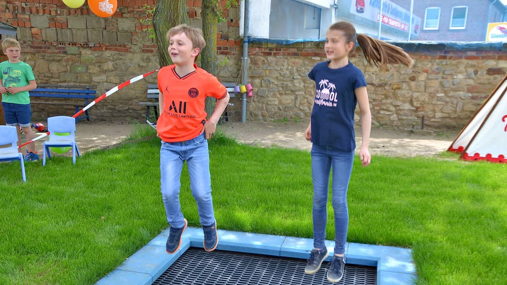 Am Kindertag konnten die Mädchen und Jungen des Schulhortes und der Kita Ausleben dieses Bodentrampolin mit dem ersten Hüpfen in Beschlag nehmen.