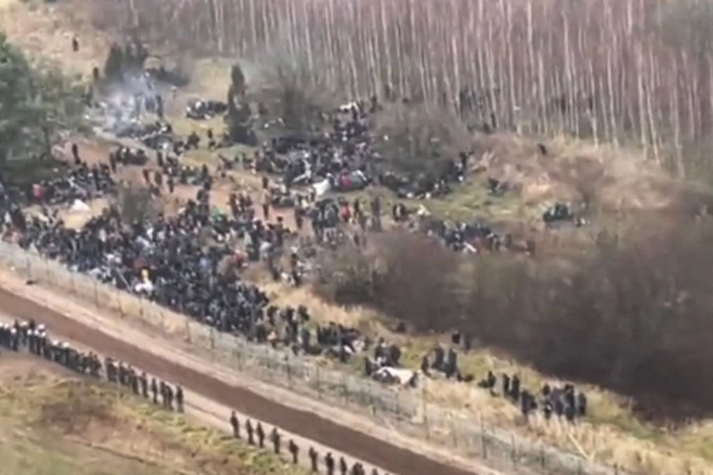 Ein TV-Bild zeigt Migranten auf dem Weg zur belarussisch-polnischen Grenze.