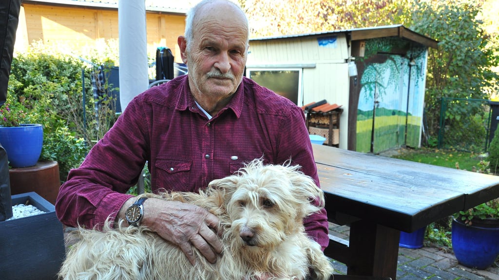Konrad Stender und viele seiner Freunde wünschen sich einen Hundespielplatz, auf dem die Tiere ausgelassen herumtollen können. Die Stadt lehnt diesen ab: Angeblich sei ein Betrieb nur unter Aufsicht möglich.