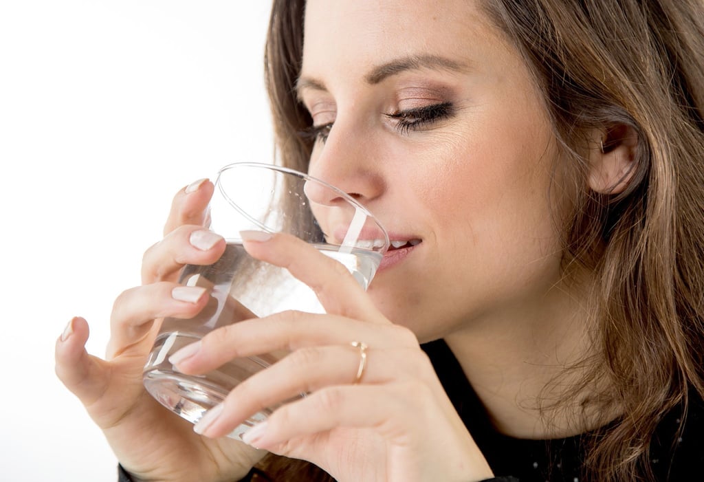 Wer fastet, sollte auf genügend Flüssigkeit achten. Von „Trockenfasten“ raten Gesundheitsexperten ab.