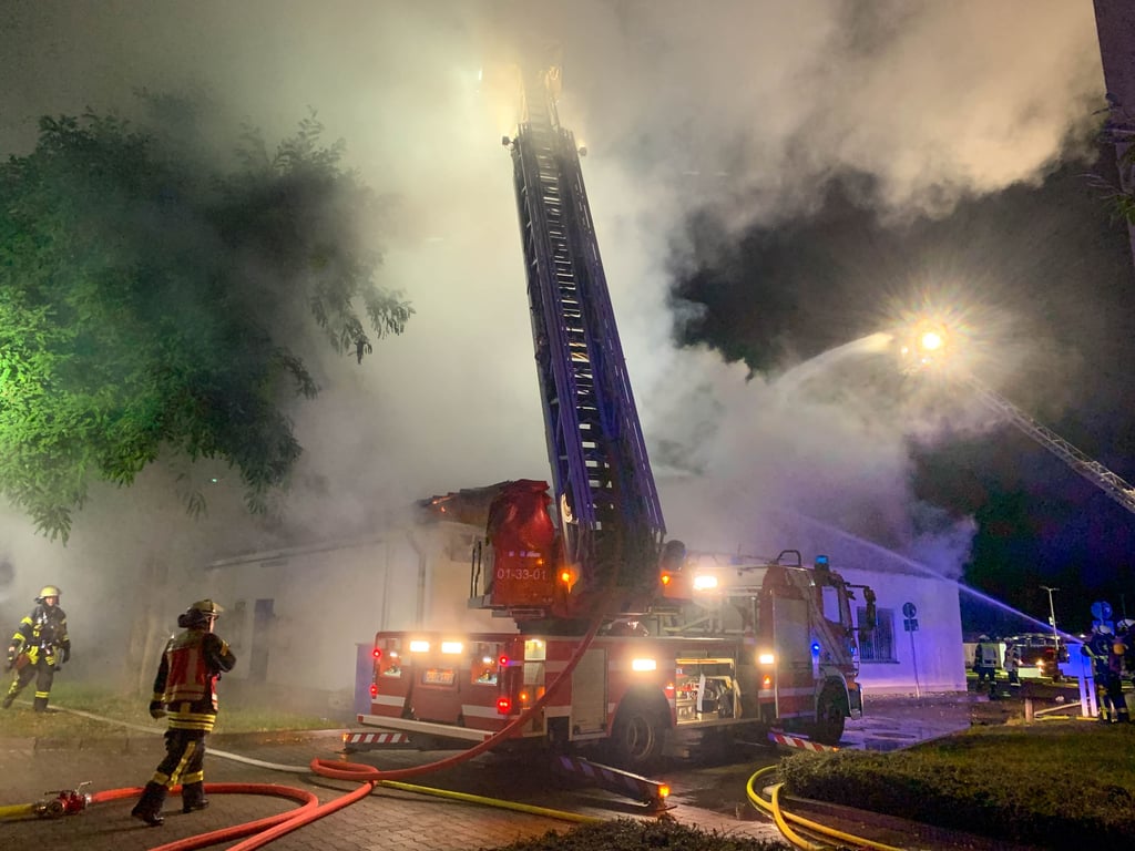 Magdeburger Retter im Einsatz – hier beim Großbrand in Alt-Salbke im August 2021. Zwar zog die Berufsfeuerwehr 2009 in einen Neubau um, Einsatzleitstelle und Rettungslehrwache haben aber bis heute in der Brandenburger Straße ihren Sitz. Von hier werden Rettungseinsätze unter miselrablen Umständen gesteuert.