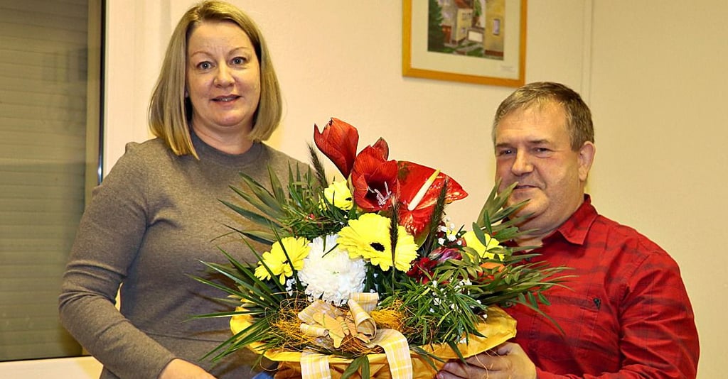 Bürgermeisterin Nicole Golz gratulierte Ortsbürgermeister Mario Helmrich zum Sieg im Kreiswettbewerb „Unser Dorf hat Zukunft“.