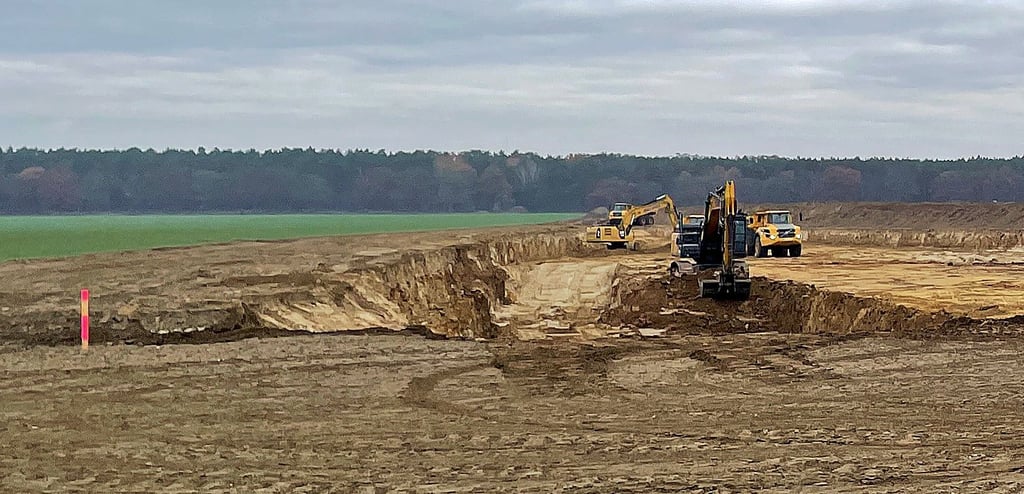 Vorbereitende Maßnahmen für den Bau einer Gigafactory im Industriegebiet Dammfeld II bei Stegelitz: Baufahrzeuge planieren seit Tagen das Areal. Fünf Produktionshallen sollen hier entstehen.
