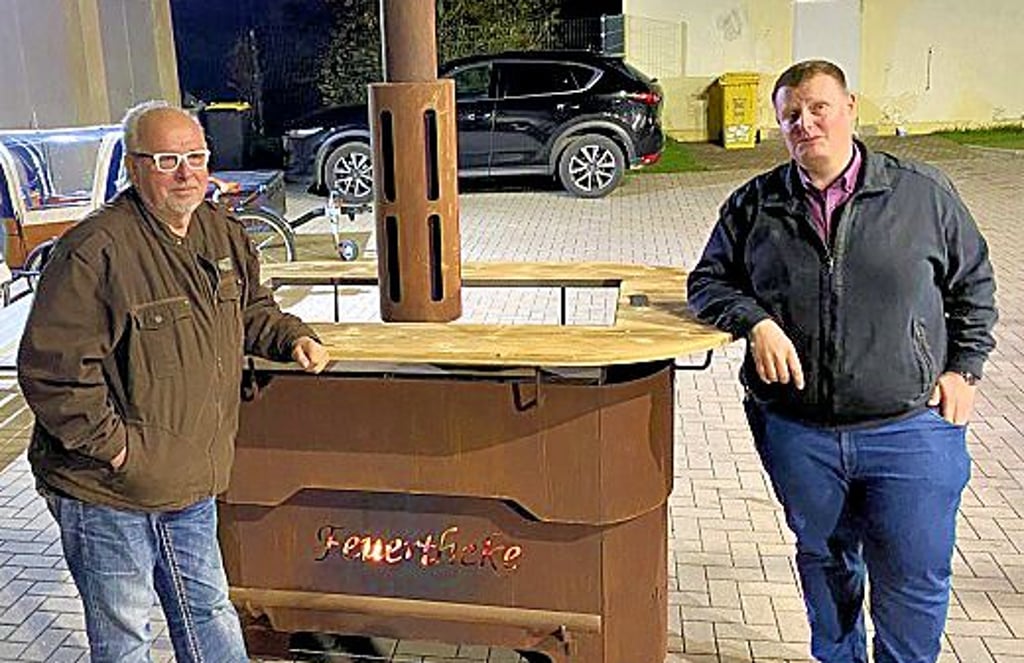 Bei der Versammlung des Bürger- und Heimatvereins Diesdorf übergab Vorsitzender Hilmar Knop (links) eine Feuertheke an Diesdorfs Feuerwehrchef Robert Heinemann. Dies sollte bereits bei der Einweihung des umgebauten Gerätehauses geschehen - wegen der Pandemie war dies erst jetzt möglich.