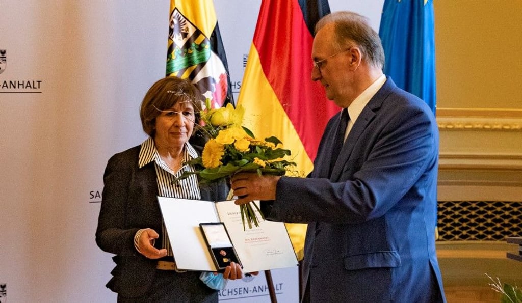 Ministerpräsident Reiner Haseloff (CDU) überreicht Heike Kurtze aus Groß Garz in der Staatskanzlei Magdeburg die Ehrennadel des Landes.