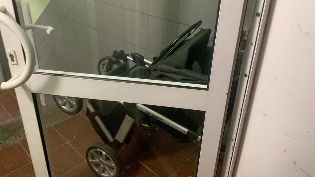 Ein abgestellter Kinderwagen im Hausflur fing Feuer und gegen 19.00 Uhr wurde die Feuerwehr alarmiert.