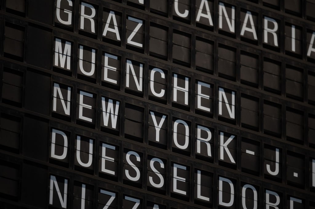 „New York“ wird auf dem Flughafen Frankfurt auf einer Anzeigetafel angezeigt.