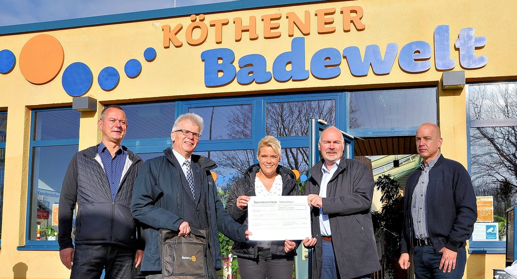Übergabe der Spende an der Köthener Badewelt