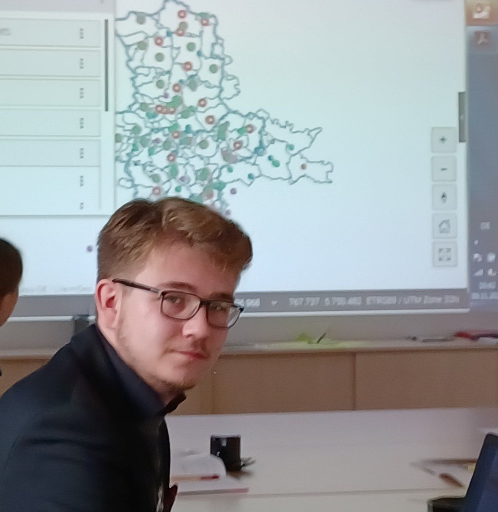 Jan Erik Püschel vor einer der Online-Karten.