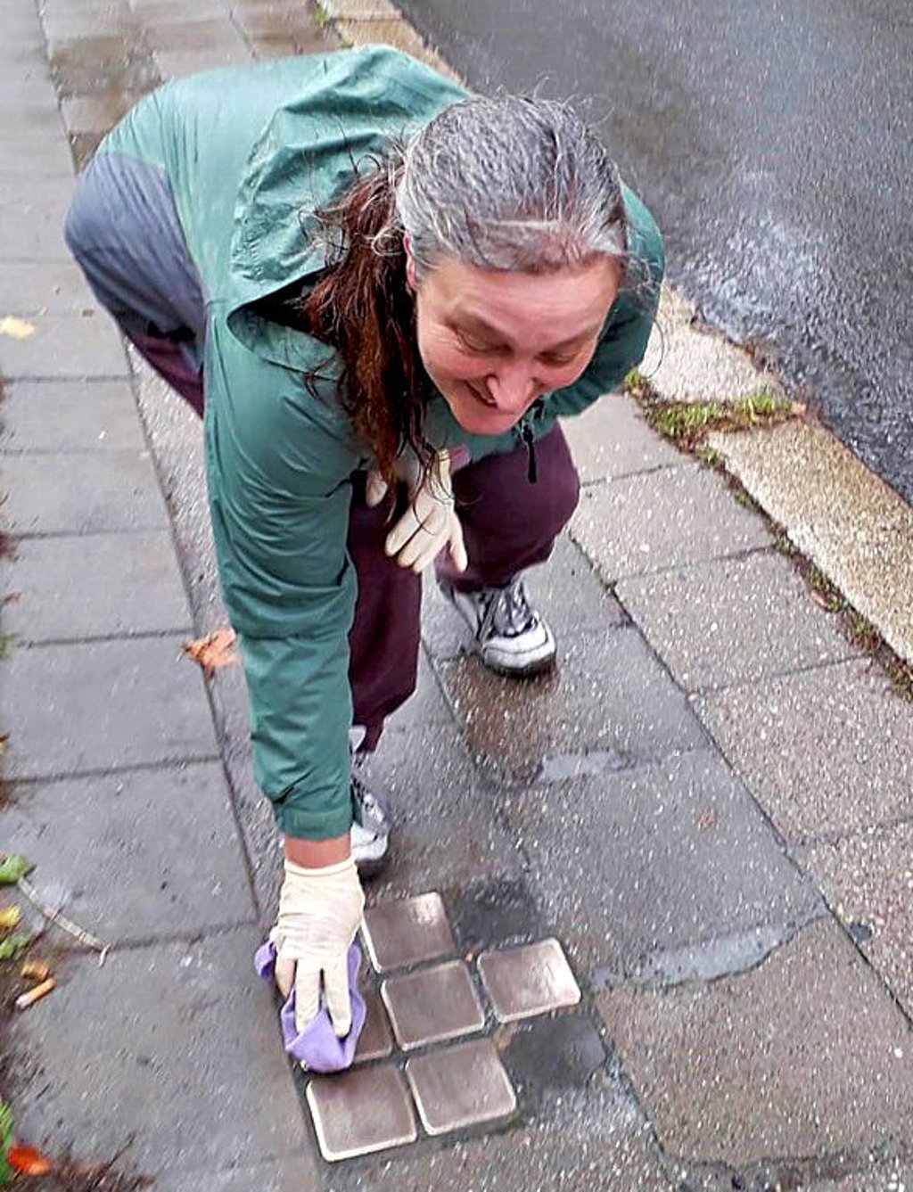 Iris Panzer beim Putzen der Stolpersteine.