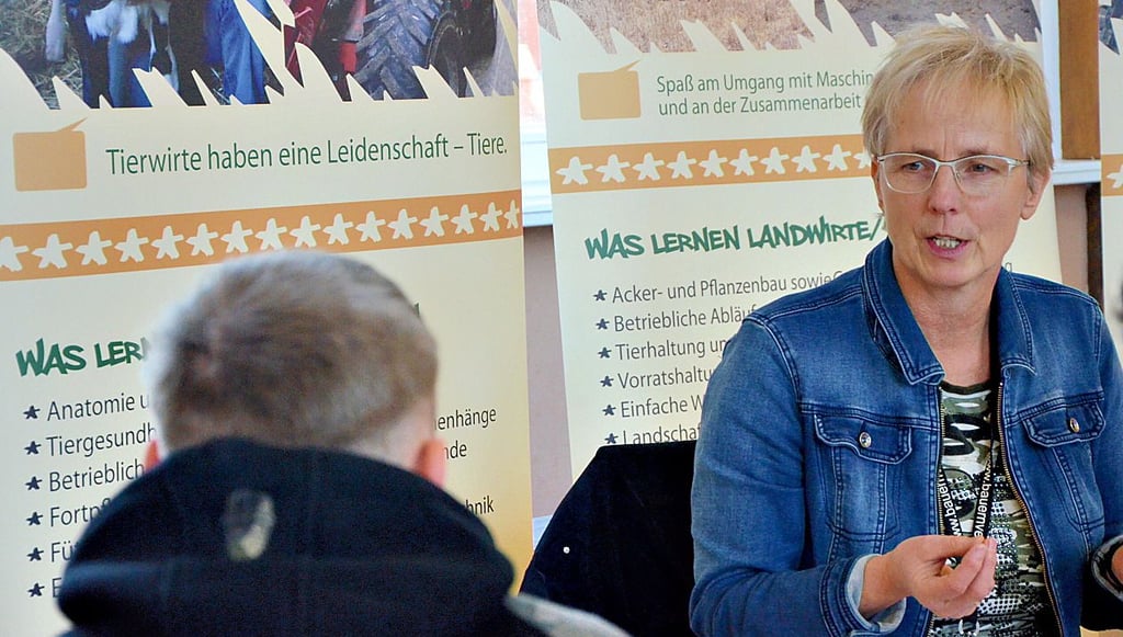 Für die Landwirtschaft begeistern: Geschäftsführerin Annegret Jacobs vom Bauernverband Altmarkkreis Salzwedel beantwortet den Schülern bei den Tagen in der Praxis zahlreiche Fragen.