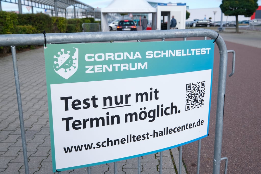 Es gibt noch einige Corona Teststationen in Halle: Sie wie hier auf dem Parkplatz des Peissnitz Center.