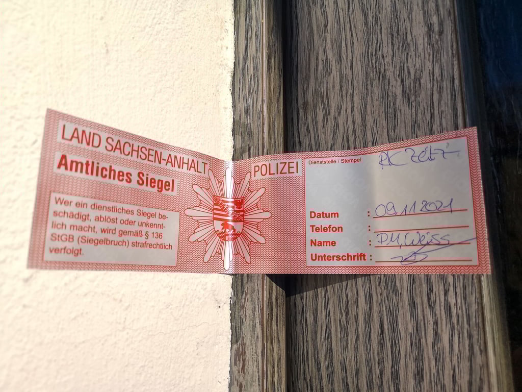 Am Tag nach dem Brand ist die Eingangstür zum Haus von der Polizei versiegelt.