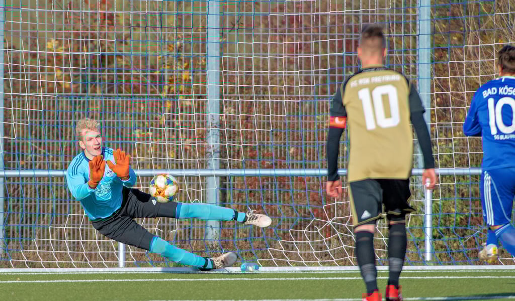 Im ersten Versuch scheitert Bad Kösens Spielertrainer Marc Eschrich (r.) vom Punkt noch an RSK-Keeper Christoph Madeja, doch der Nachschuss sitzt. Ingesamt bekamen die Kurstädter drei Strafstöße zugesprochen.
