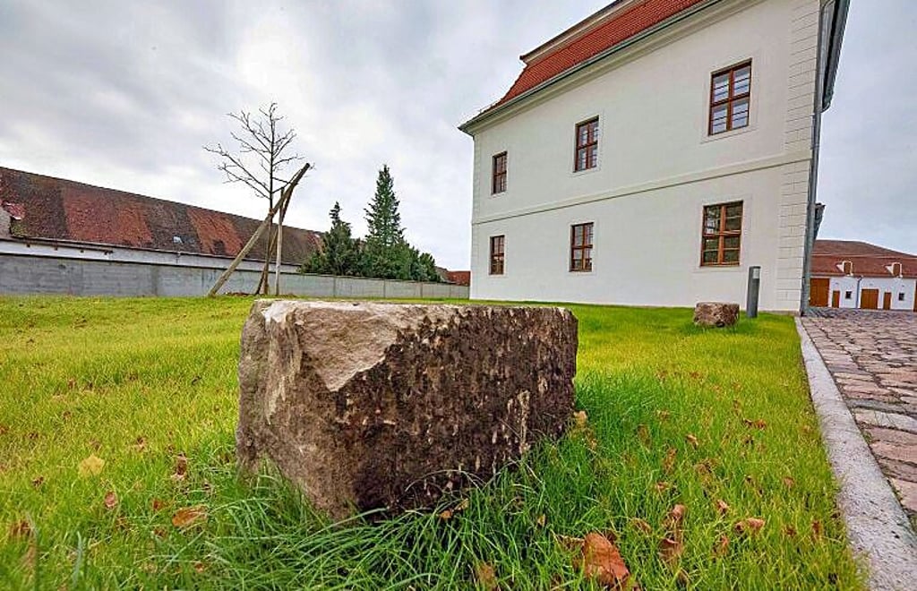 Die Sandsteinblöcke sind Überreste der Hundeunterkünfte für die Doggen des Fürsten auf dem Schlossgelände.