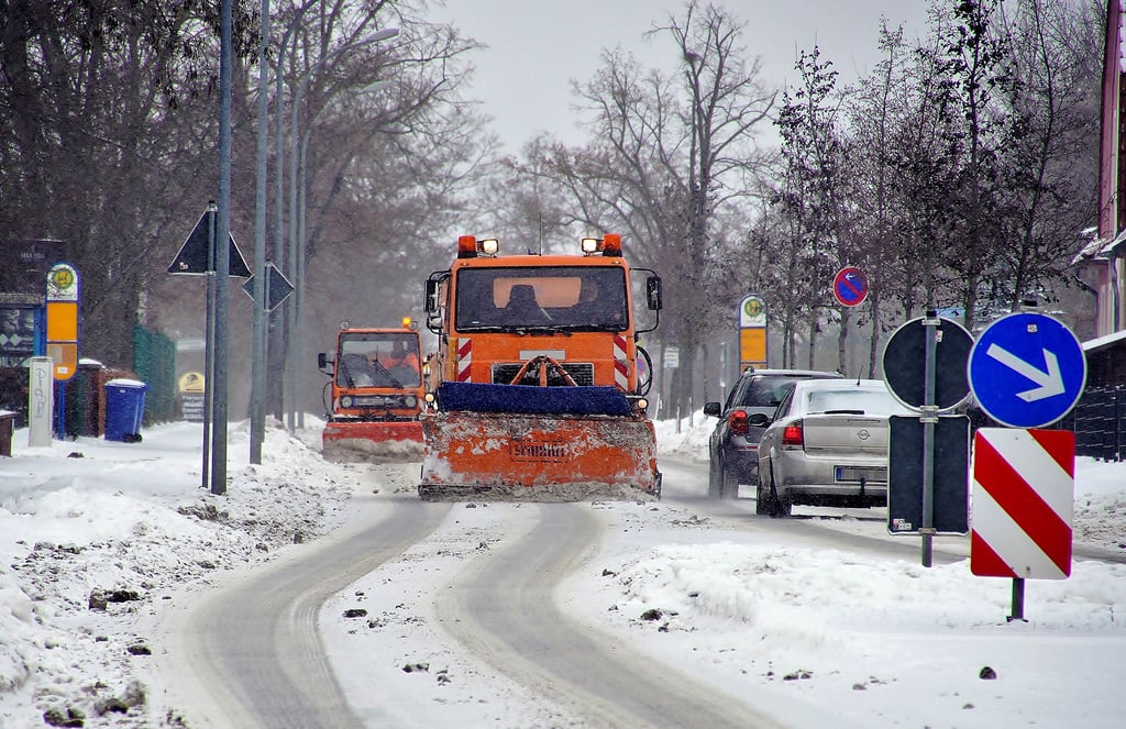 Mitarbeiter des Bauhofs in Stendal sind auch in diesem Winter auf starken Schneefall, wie im Januar 2021, vorbereitet. Sie befreien die Straßen von der weißen Pracht, sodass die Autofahrer möglichst unfallfrei an ihr Ziel gelangen.