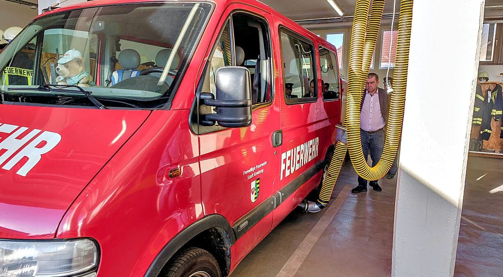 Fährt das Einsatzfahrzeug aus der Halle, löst sich der Schlauch automatisch.