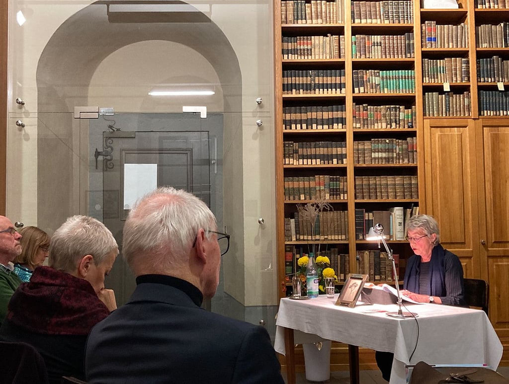 Barbara Stellbrink-Kesy liest aus ihrem Buch vor.