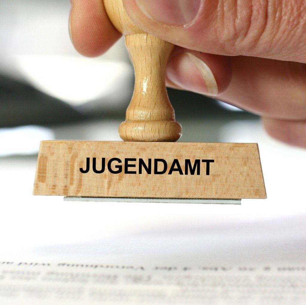 Symbolfoto - Stempel vom Jugendamt