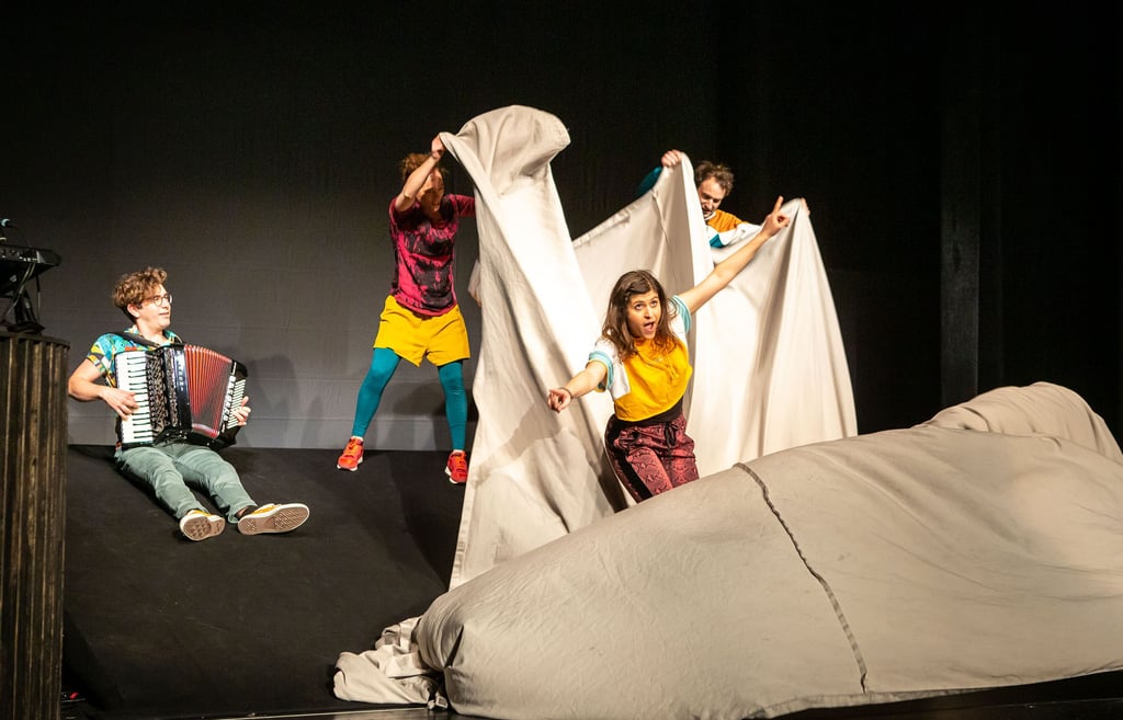 Die Berliner Kompanie Kopfstand bringt das Theaterstück „Trau dich“ im Zeitzer Capitol auf die Bühne.
