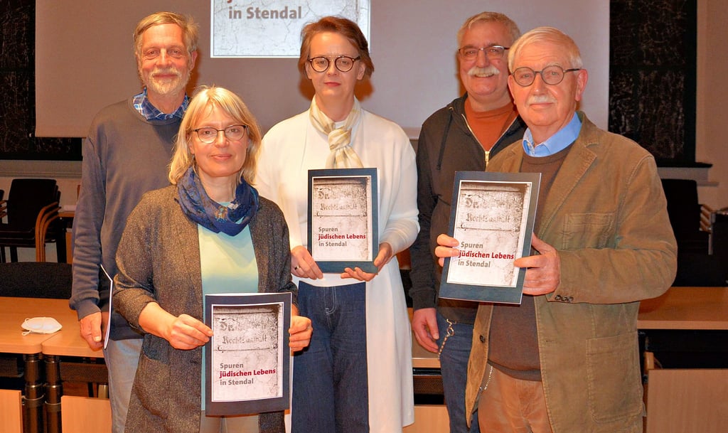 Tobias Eichenberg (von links), Dorothea Knauerhase, Sylvia Gohsrich, Holger Huth und Reinhard Creutzburg stellten die Broschüre „Spuren jüdischen Lebens in Stendal“ vor.