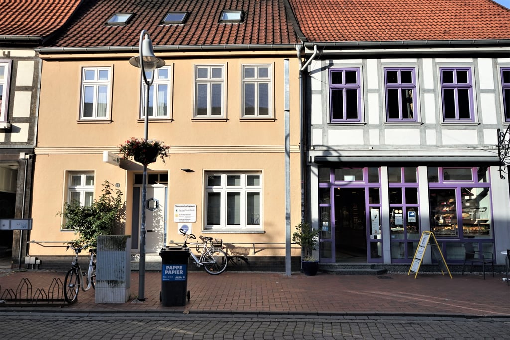 Zehn dieser Masten (Bildmitte) sind in Salzwedels Breiter Straße zu finden. Dabei soll es nicht bleiben.