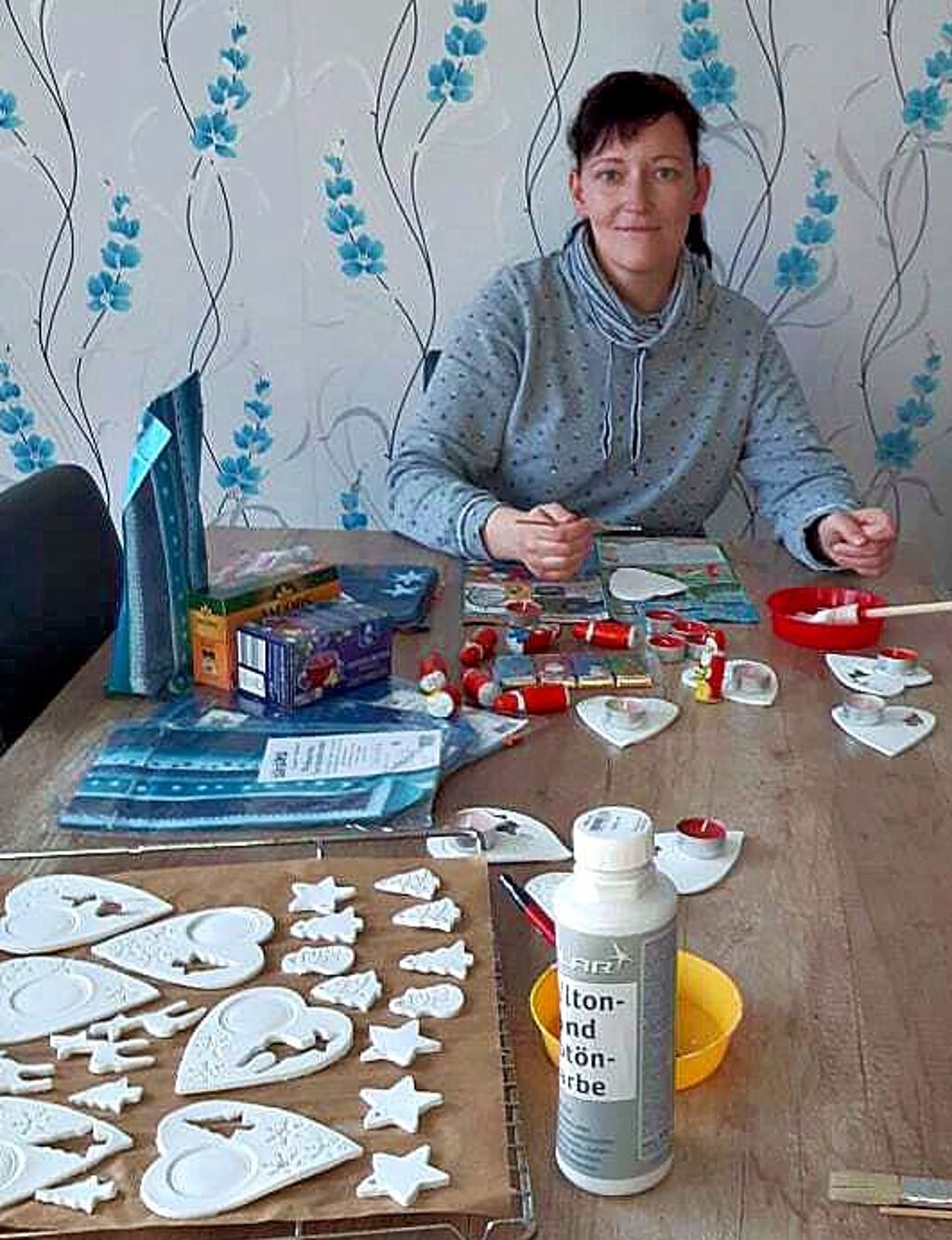 Janine Weidner bastelt kleine Teelichthalter.