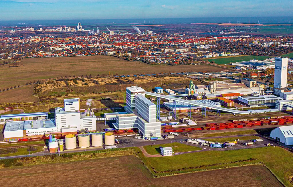 Die Siedlung der Freundschaft soll in Richtung Steinsalzwerk (vorn im Bild) erweitert werden. Auf dem Acker werden zunächst rund 100 Baugrundstücke ausgewiesen.