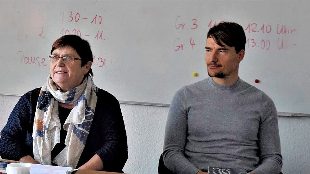 Diana und Sascha Kokot stellten Zehntklässlern am Gymnasium einige ihrer Gedichte und Erzählungen in einer Duo-Lesung vor.
