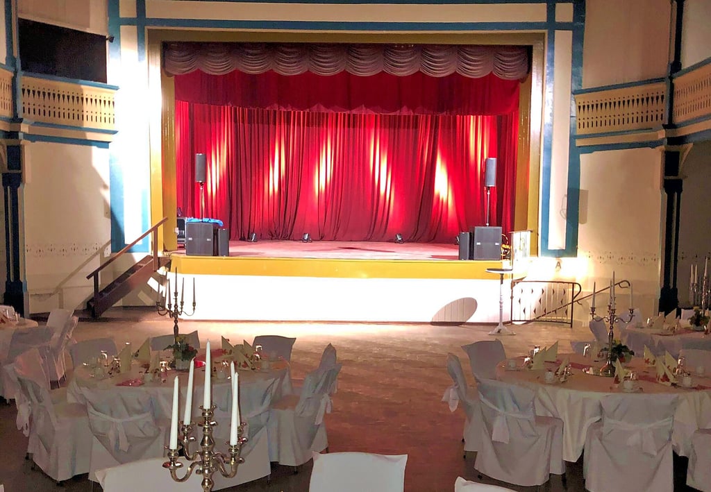 Ein Blick in das Innere des Jägerhofes: Der Saal nebst Bühne bietet sich für Veranstaltungen an.