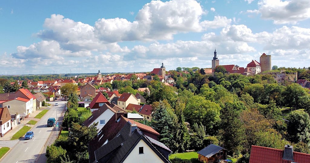 Ein Blick über die Dächer der Stadt und zur Burg ist vom Haus aus möglich.
