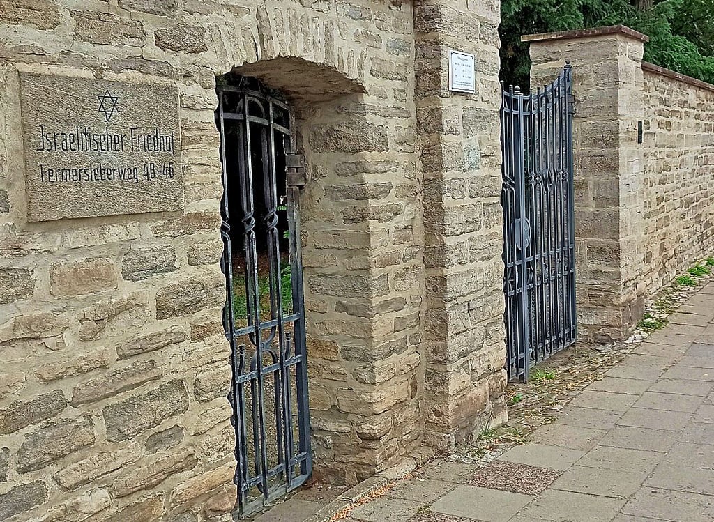 Blick auf den Eingang zum Israelitischen Friedhof: Für Beisetzungen wird nun keine Kaution mehr erhoben.