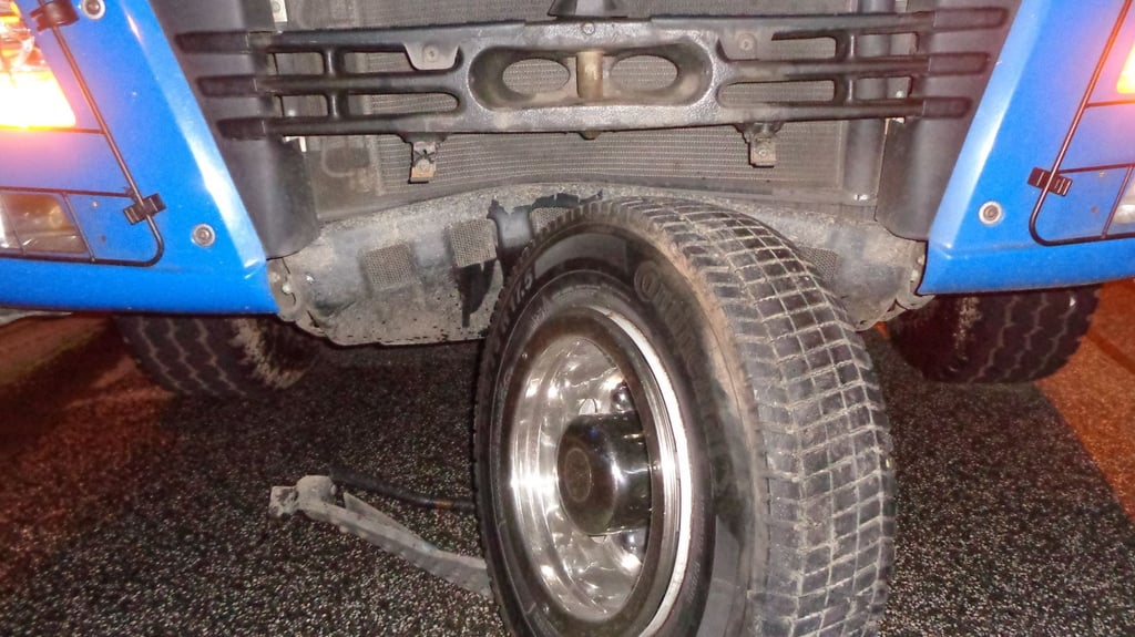 Der verlorene Reifen krachte auf der B189 in einen entgegenkommenden Lkw.