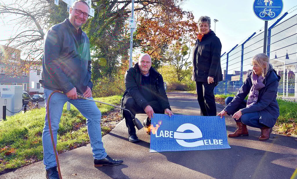 Der sanierte Elberadweg am „Russendamm“ in Aken wurde offiziell freigegeben. Dazu brachten Akens Bürgermeister Jan-Hendrik Bahn, Bauamtsmitarbeiter Heiko Knauth, Stadtratsmitglied Dorothea Hauptvogel und Planerin Anke Kaufmann (v. li.) dort einen weiteren Thermoplastwegweiser auf.