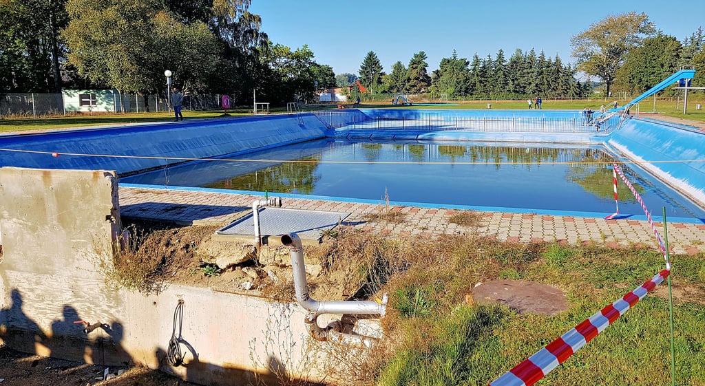 Ehe das Kunrauer Freibad wieder öffnen kann, sind immense Investitionen notwendig. Bürgermeister Uwe Bartels sprach von 1,5 Millionen Euro. Der Stadtrat ist für den Erhalt des Freibades, will vor einer Entscheidung aber erst alle Zahlen präsentiert bekommen, um zu wissen, ob die Ausgaben möglich und zu verantworten sind.