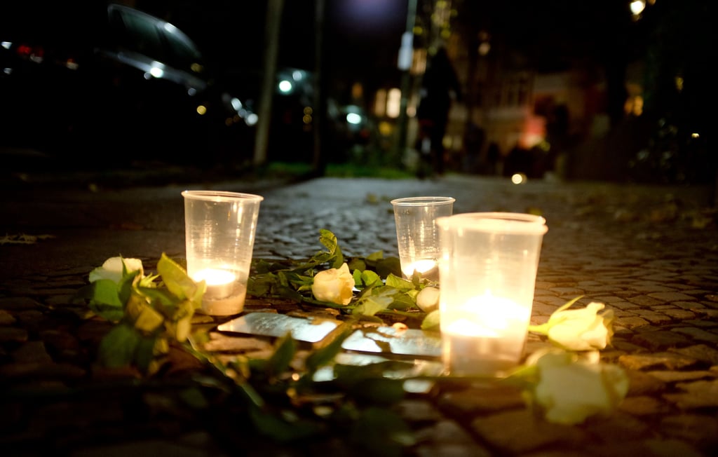 Kerzen und Blumen wurden vor dem Schönebecker Schalom-Haus niedergelegt.