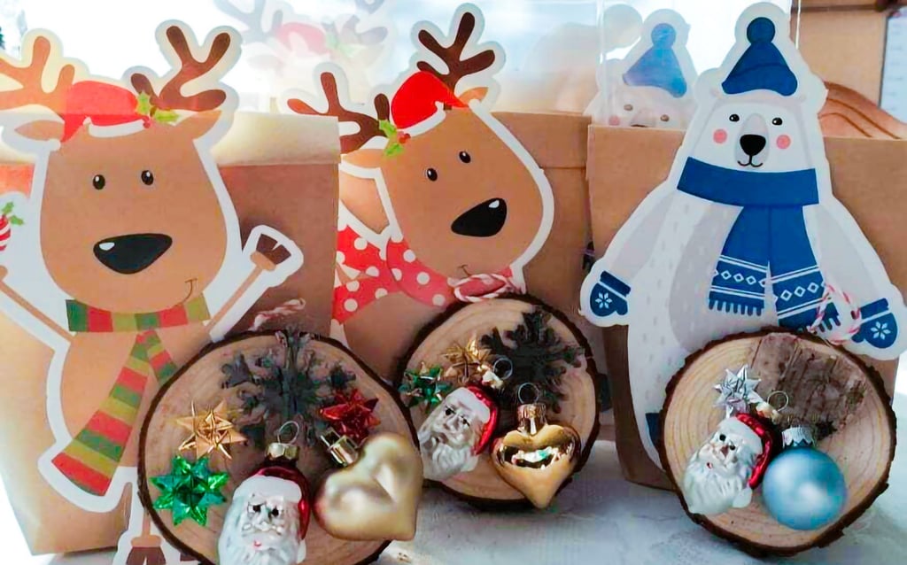 Eine ganze Truppe Freiwilliger füllt in Nachterstedt kleine Weihnachtstüten - als Überraschung für alleinstehende Senioren.