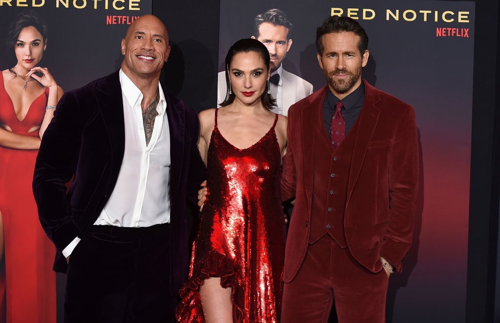 Die Darsteller Dwayne Johnson (l-r), Gal Gadot und Ryan Reynolds bei der Premiere von „Red Notice“ in Los Angeles.