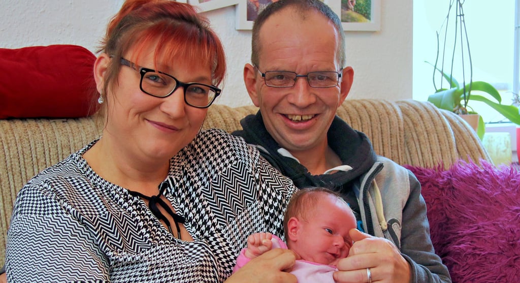 Claudia Böhm und Michael Schmidt mit Töchterchen Emily. Das Neugeborene ist das zweite Kind, welches im Umfeld der DRK-Suchtkrankenhilfe zur Welt gekommen ist.