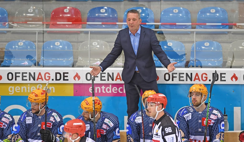 Bremerhavens Trainer Thomas Popiesch steht hinter seinen Spielern an der Ersatzbank.