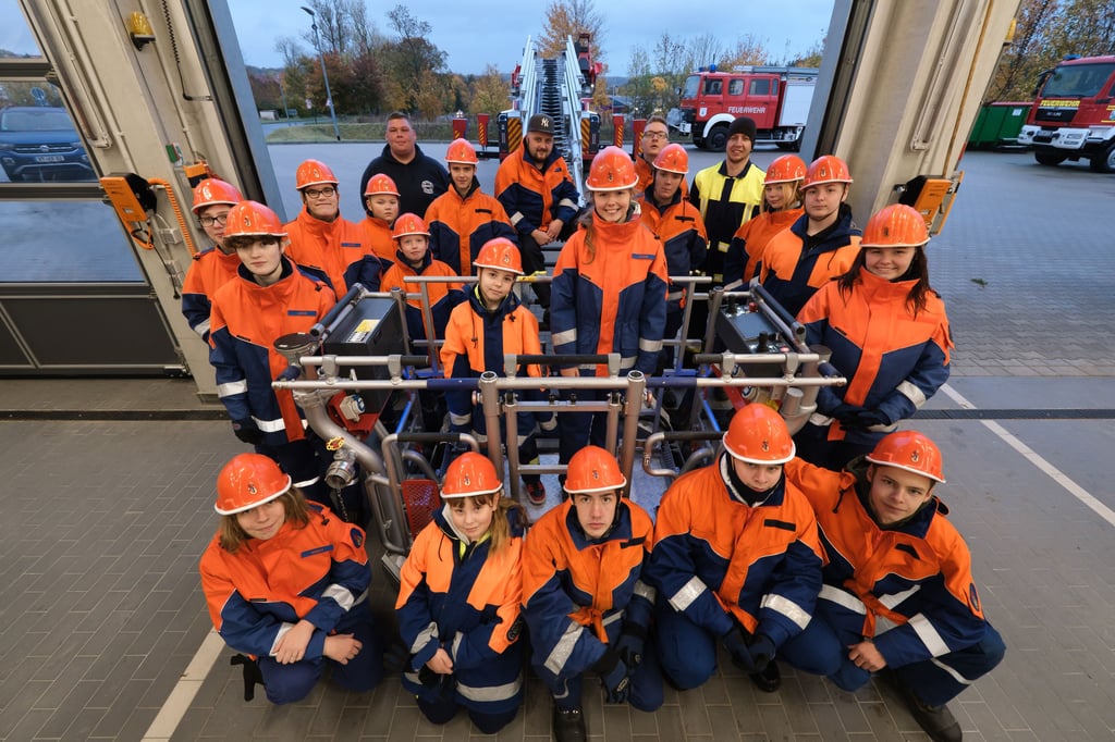 Erstmals kamen vor kurzem Mädchen und Jungen der Jugendfeuerwehren Elend und Elbingerode zu einem Dienstabend zusammen. Im Mittelpunkt stand die große Drehleiter, die in Elbingerode stationiert ist und allen Wehren der Stadt Oberharz am Brocken bei Bedarf zur Verfügung steht