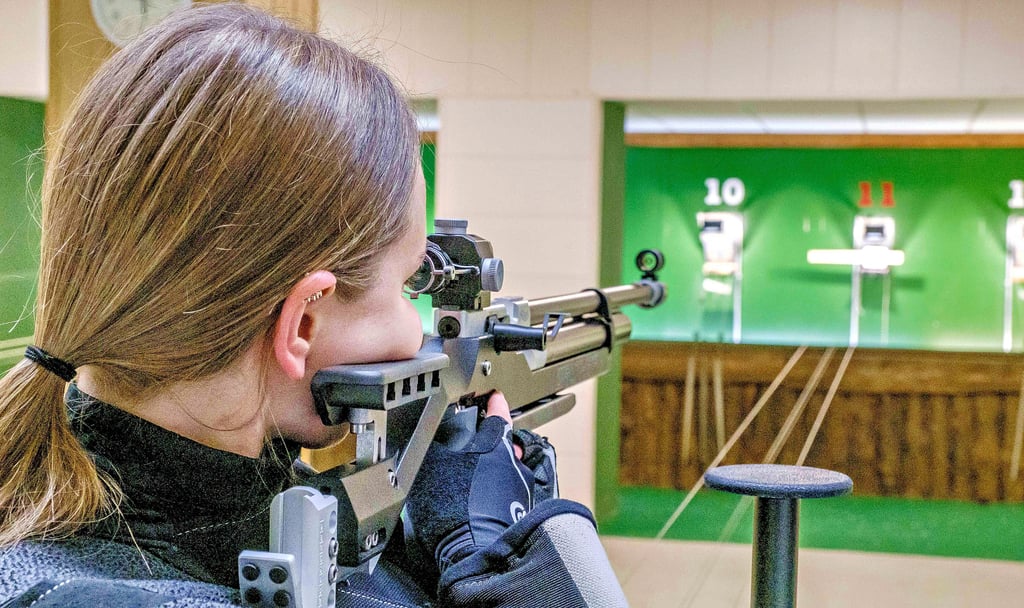 Ruhe bewahren: Beim Luftgewehrschießen kommt es auf Atmung und Muskelkontrolle an. Die 15-Jährige Celina Schreiber aus Wittenberg übt sich darin ein bis zwei Mal in der Woche am Schießstand.