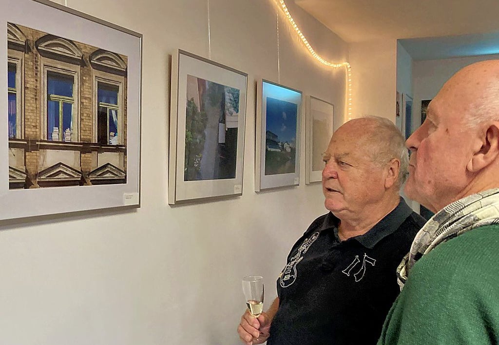 Zur Vernissage fanden sich auch Mitglieder anderer Fotoclubs wie Bernd Meyer (Hintergrund) und Kurt Schuller im Olvenstedter Alten- und Servicezentrum ein.