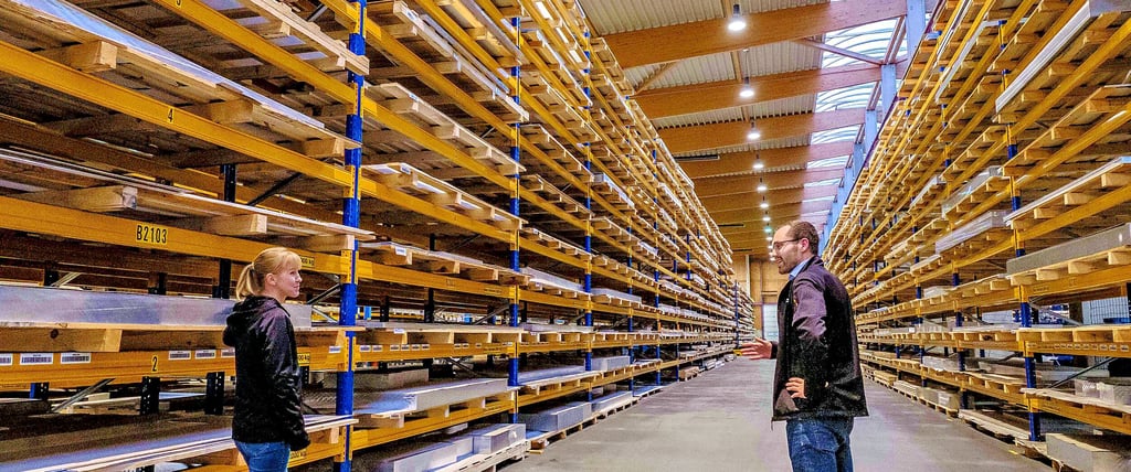 Werksleiter David Möbius und Sales Koordinatorin Anja Rothkamm im Lager des Unternehmens, das schon besser gefüllt war.