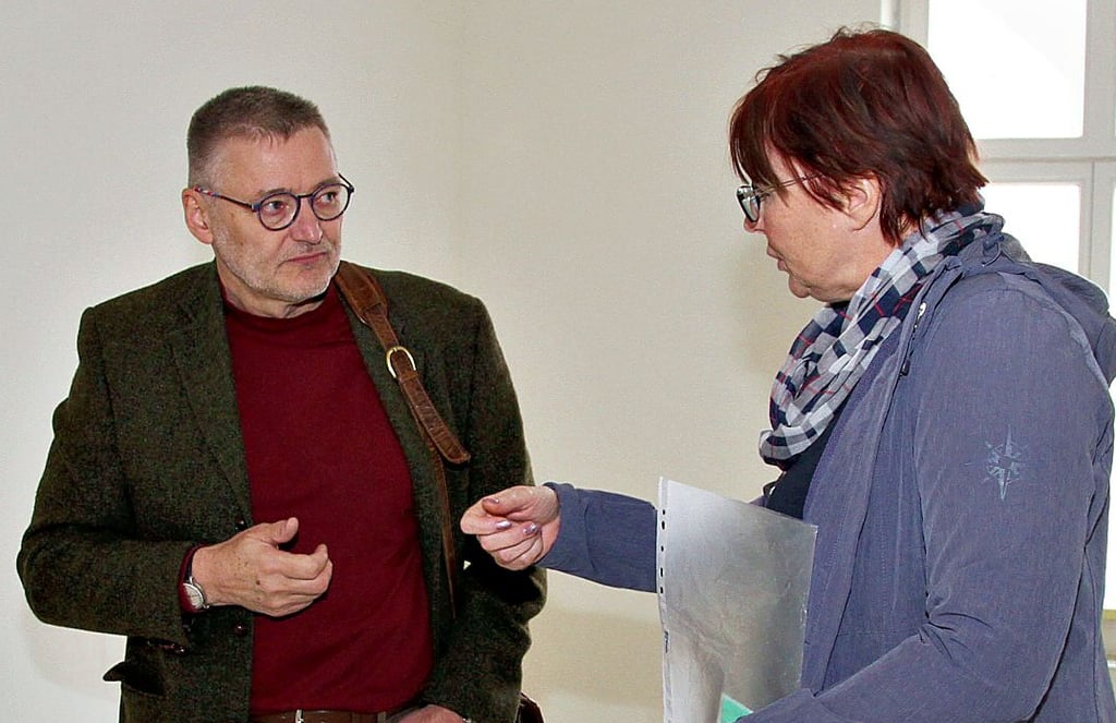 Im Januar 2022 wird Michael Wagner - hier im Gespräch mit Katrin Röhrig von der Gemeindeverwaltung - im alten Rathaus seine Praxis für Gynäkologie und Geburtshilfe eröffnen.