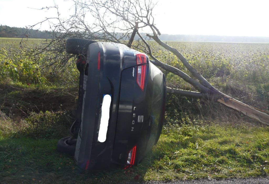 Der Seat Leon landete unsanft auf der Seite. Der Fahrer (30) wurde bei dem Unfall zwischen Klein Gerstedt und Bombeck leicht verletzt.