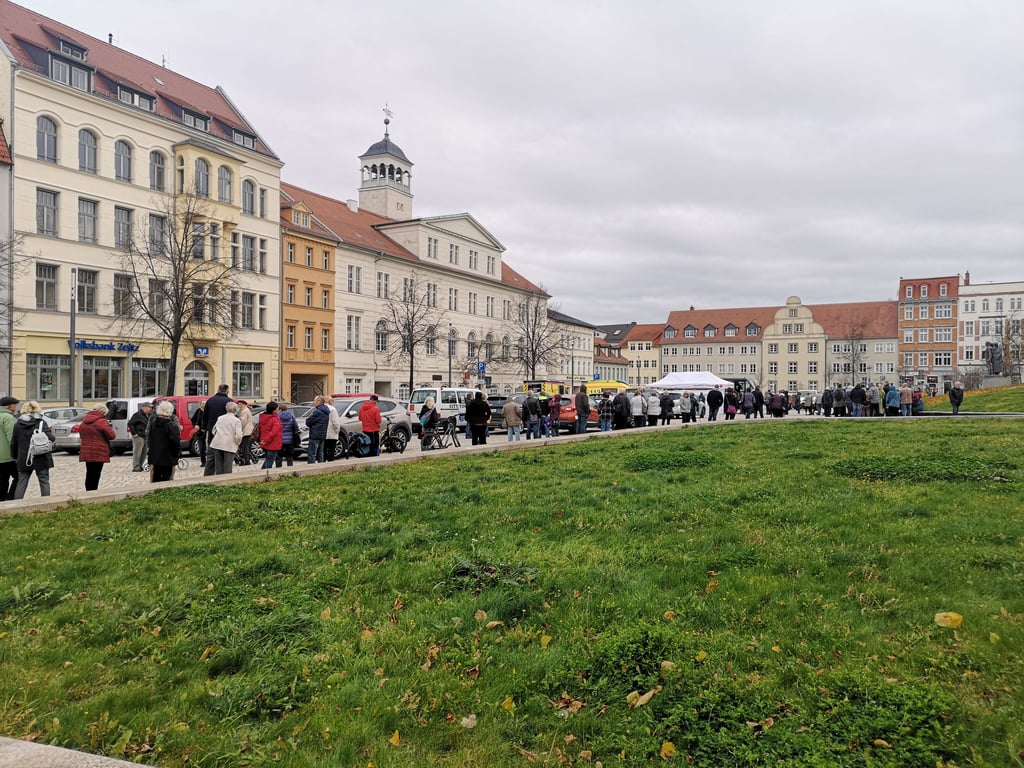 Schlange am Impfbus auf dem Altmarkt.