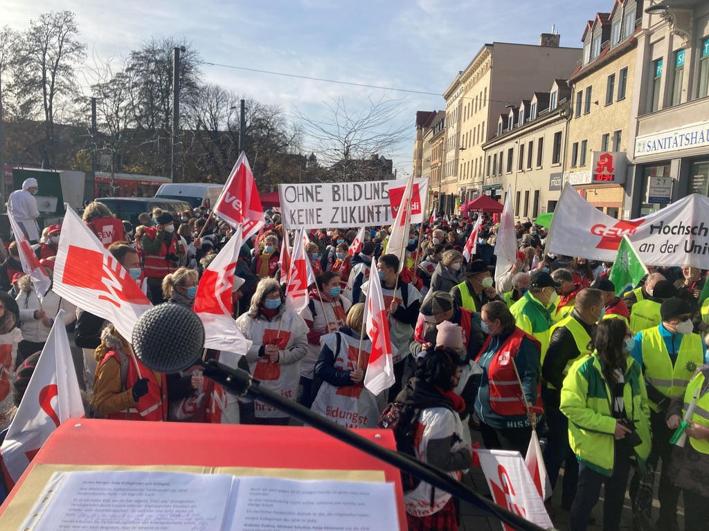 Die Lehrer-Gewerkschaft GEW hat im Zuge der aktuell landesweit laufenden Tarifverhandlungen im öffentlichen Dienst zu Streiks aufgerufen.